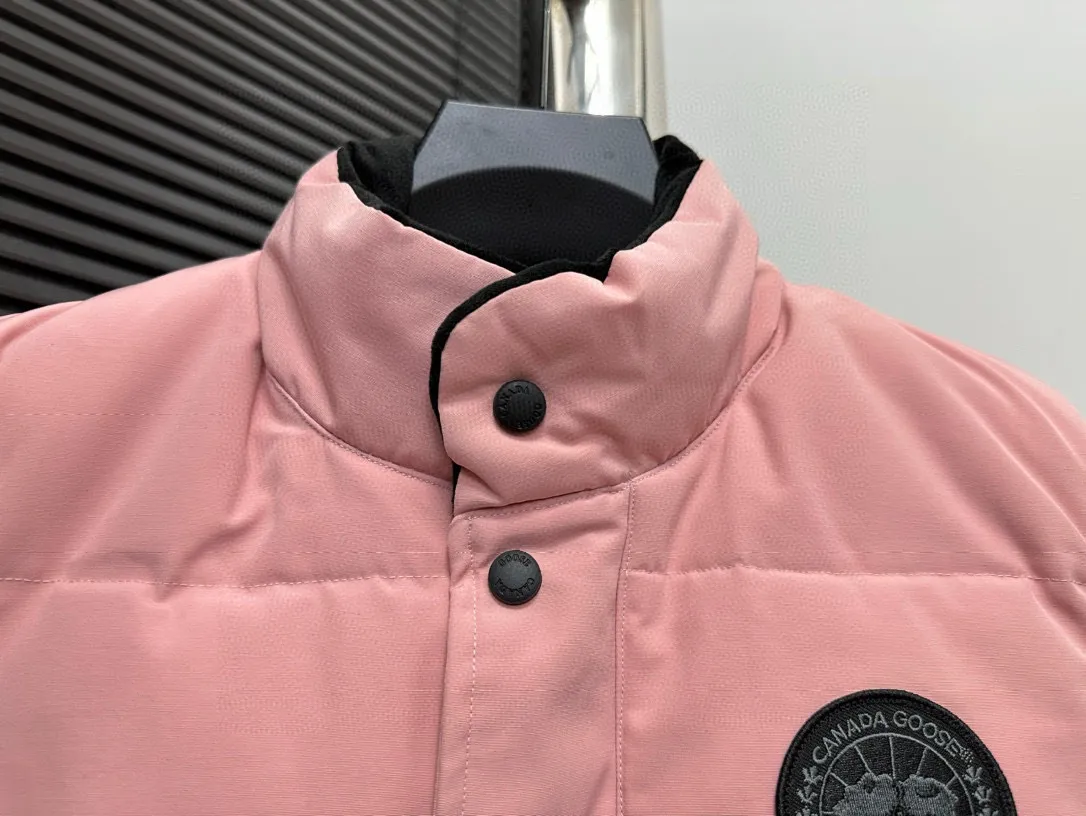 P360 [Canada Goose] Canada Goose #Freestyle Crew 4154M Men’s and Women’s Vest Down# ➖ Imported Behringer embroidery machine with customized 10,000-needle embroidery logo! ➖ Imported 21-count polyester-cotton blended original fabric, using Feather-Light 10D waterproof coating fabric, made of 84.5% polyester fiber and 15.5% cotton, 100% the best feel in the entire network! ➖ The genuine official website uses the national standard 80 white duck down, and will never be misled by false claims such as 90 down or goose down! ➖ 100% nylon nylon lining with double double-layer sealing design to prevent velvet from running away. Top-grade polar fleece is used in the collar and pockets to keep warm and comfortable! ➖ Yoshida YKK provides original custom-made electroplated sliders. YKK two-way lockable zippers are tight and smooth and will not peel off paint! ➖ 3M composite original Velcro is durable, and all accessories and hardware are disassembled and customized! ⛔No slander, no exaggeration, no need for too much copywriting, because it is focused, it is professional!  SIZE: XS S M L XL XXL